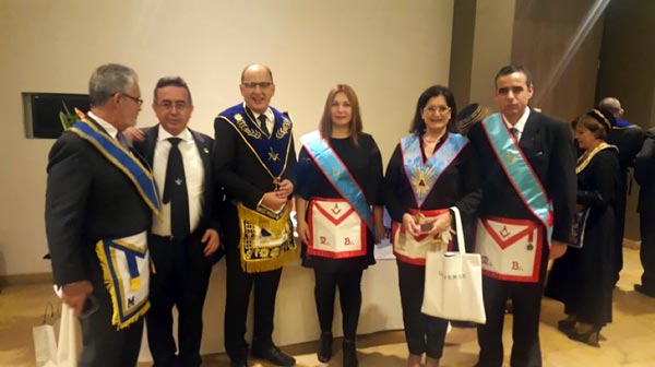Participantes frente al banner oficial